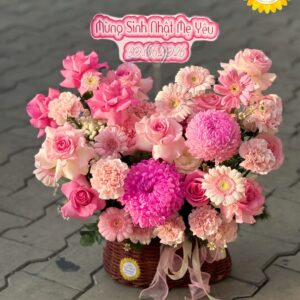 Giỏ hoa hồng phấn kết hợp cúc mẫu đơn và đồng tiền ngọt ngào