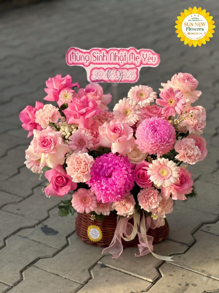 Giỏ hoa hồng phấn kết hợp cúc mẫu đơn và đồng tiền ngọt ngào