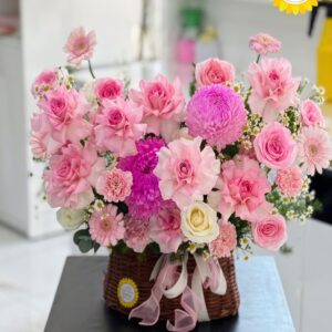 Giỏ hoa hồng phấn kết hợp cúc mẫu đơn và đồng tiền thanh lịch
