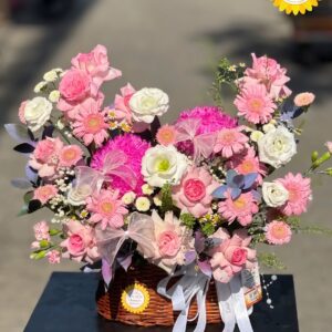 Giỏ hoa hồng phấn kết hợp đồng tiền và cúc mẫu đơn nhẹ nhàng