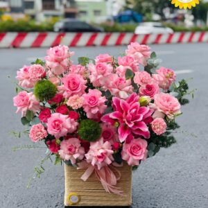 Giỏ hoa hồng phấn kết hợp ly hồng và cẩm chướng