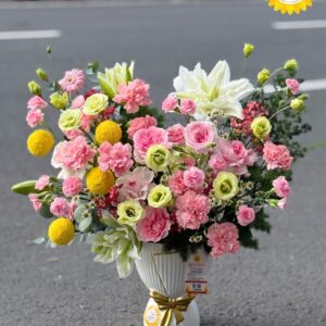 Giỏ hoa hồng phấn kết hợp ly trắng và cẩm chướng thanh lịch