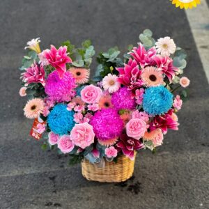 Giỏ hoa hồng phấn mix ly hồng và cúc đa sắc rực rỡ