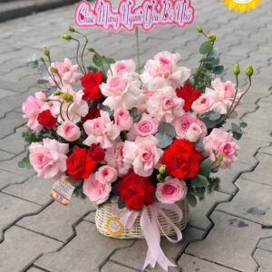 Giỏ hoa hồng phấn phối hoa hồng đỏ và cát tường hiện đại