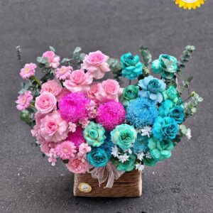 Giỏ hoa hồng và cúc mẫu đơn tone hồng xanh sang trọng