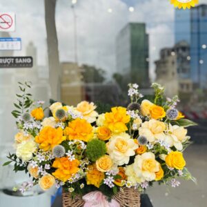 Giỏ hoa hồng vàng cam kết hợp hoa hồng vàng kem