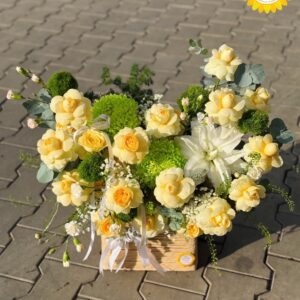 Giỏ hoa hồng vàng kết hợp cúc xanh và ly trắng thanh lịch