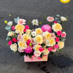 Giỏ hoa hồng vàng mix cúc đồng tiền và cúc tím hiện đại