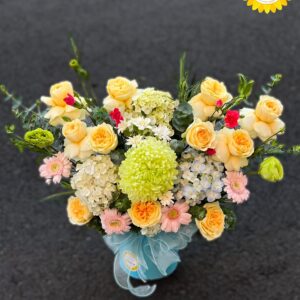 Giỏ hoa hồng vàng mix cúc xanh và cẩm tú cầu hiện đại