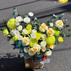 Giỏ hoa hồng vàng mix cúc xanh và cát tường tươi tắn