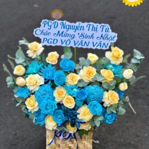 Giỏ hoa hồng vàng mix hoa xanh dương chúc mừng sinh nhật
