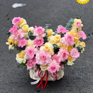 Giỏ hoa hồng vàng mix hồng phấn và cúc đồng tiền hiện đại