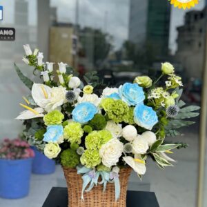 Giỏ hoa hồng xanh phối hoa môn trắng hiện đại