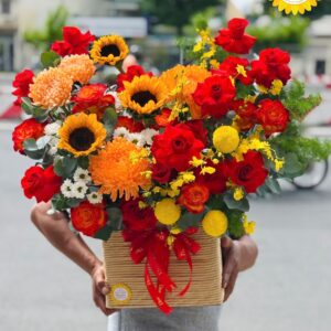Giỏ hoa hướng dương kết hợp hồng đỏ và cúc mẫu đơn rực rỡ