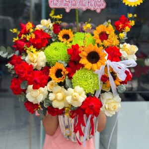 Giỏ hoa hướng dương kết hợp hồng đỏ và cúc xanh sang trọng