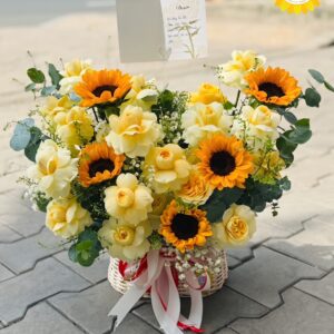 Giỏ hoa hướng dương phối hồng vàng cắm giỏ mây