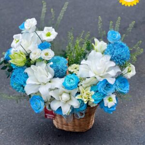 Giỏ hoa ly trắng mix hoa hồng xanh dương hiện đại