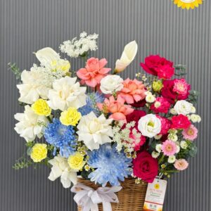 Giỏ hoa mix đa sắc cắm giỏ mây hiện đại