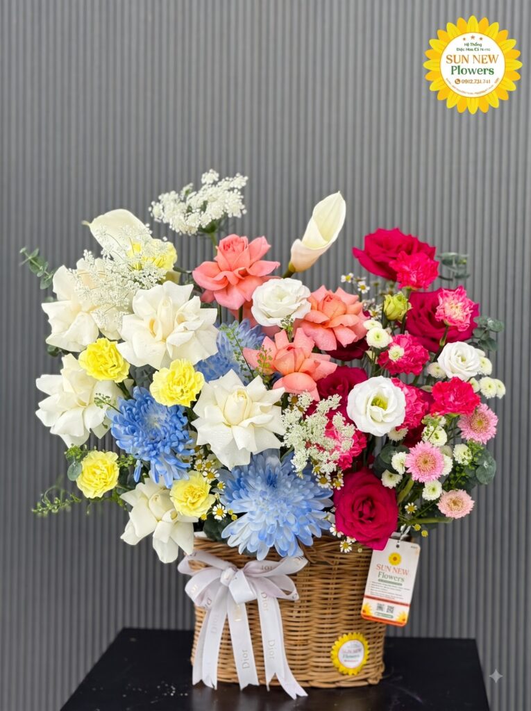 Giỏ hoa mix đa sắc cắm giỏ mây hiện đại
