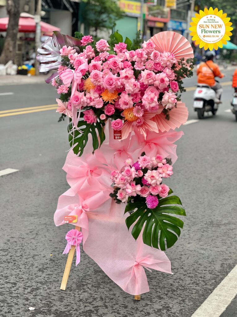 Kệ hoa hồng hồng chúc mừng hiện đại