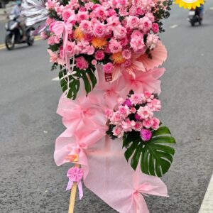 Kệ hoa hồng hồng chúc mừng hiện đại