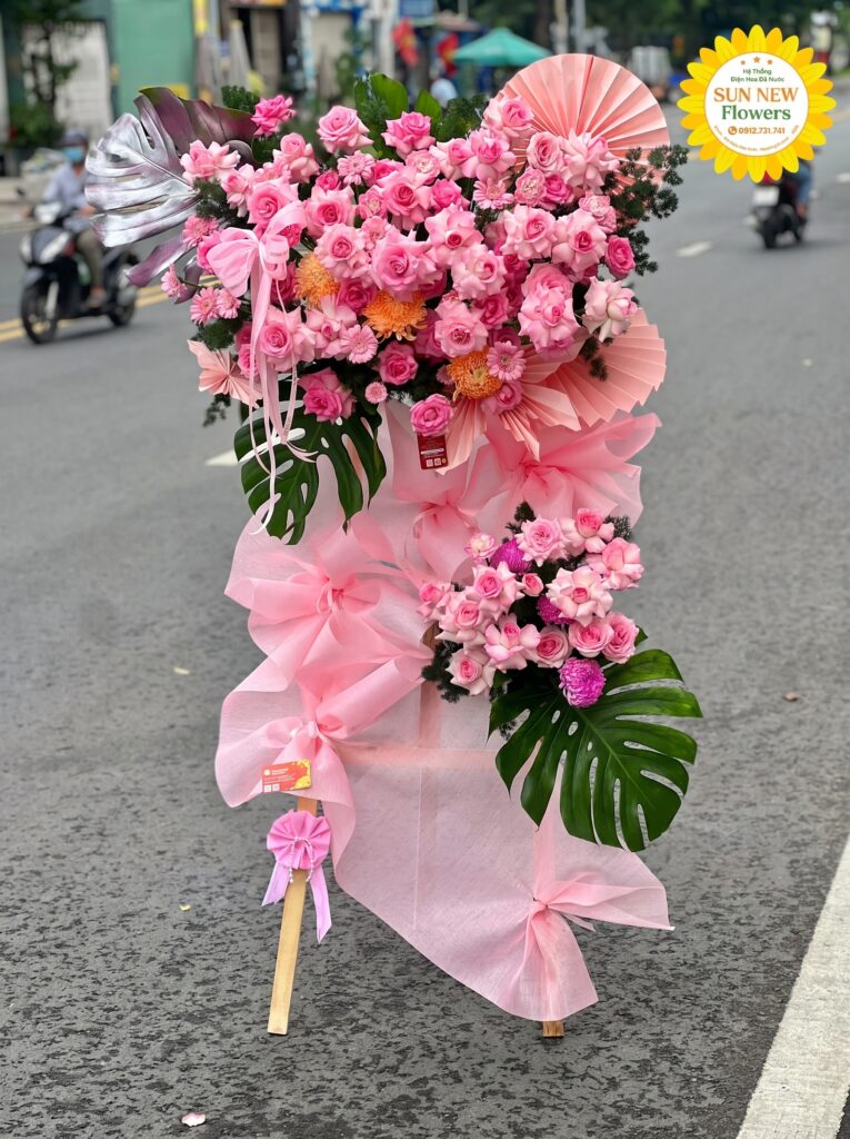 Kệ hoa hồng hồng chúc mừng hiện đại
