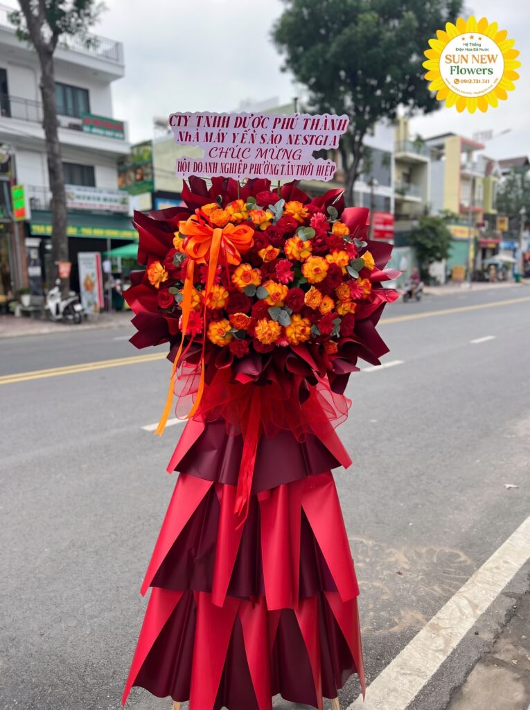 Kệ hoa khai trương đỏ cam rực rỡ đa tầng