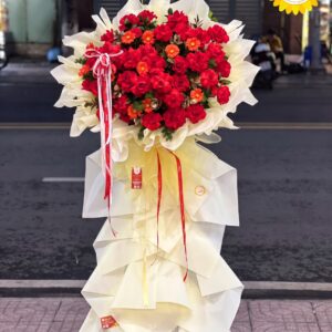 Kệ hoa khai trương đỏ rực rỡ giấy kem sang trọng