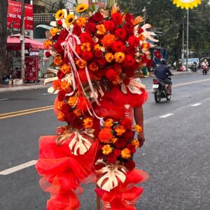 Kệ hoa khai trương hoa hồng đỏ phối hướng dương