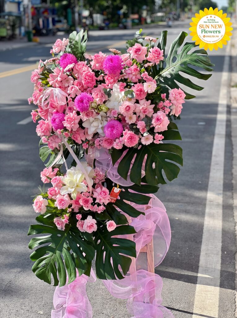 Kệ hoa khai trương hồng pastel nhẹ nhàng
