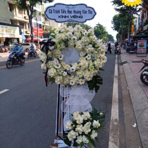 Kệ hoa viếng tông trắng hoa cát tường kết hợp cúc