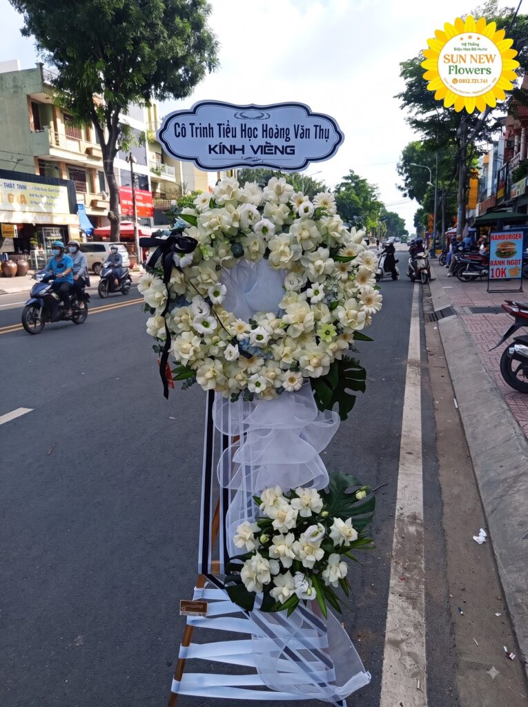 Kệ hoa viếng tông trắng hoa cát tường kết hợp cúc