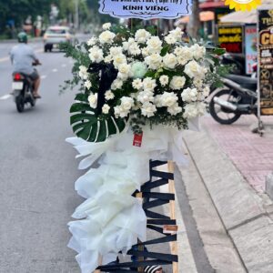 Kệ hoa viếng tông trắng hoa hồng kết hợp cúc trắng