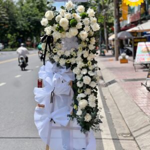 Kệ hoa viếng tông trắng hoa hồng kết hợp cúc trắng