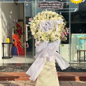 Kệ hoa viếng tông trắng hoa hồng kết hợp hoa ly