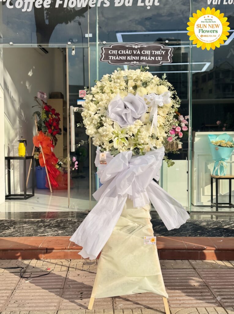 Kệ hoa viếng tông trắng hoa hồng kết hợp hoa ly