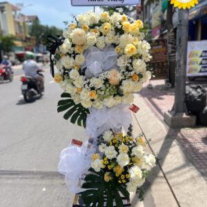 Kệ hoa viếng tông trắng vàng hoa hồng kết hợp cúc