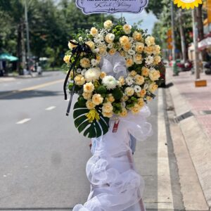 Kệ hoa viếng tông trắng vàng hoa hồng kết hợp cúc