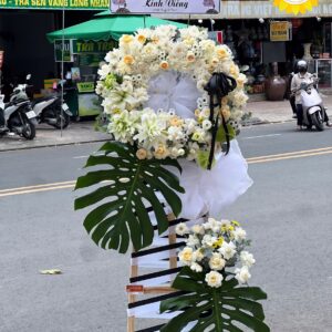 Kệ hoa viếng tông trắng vàng hoa hồng kết hợp hoa ly