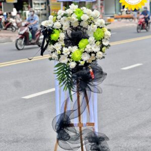 Kệ hoa viếng tông trắng xanh hoa hồng kết hợp cúc