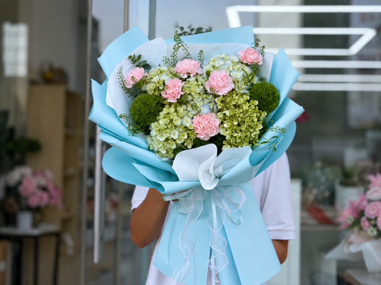 Bó hoa cẩm chướng kết hợp cẩm tú cầu xanh độc đáo