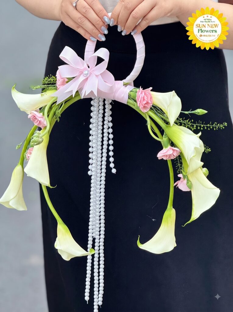 Bó hoa cưới calla lily khung uốn vòm đính ngọc trai