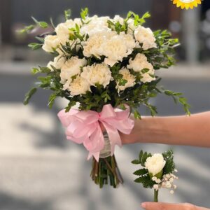 Bó hoa cưới cẩm chướng trắng cầm tay thắt nơ hồng
