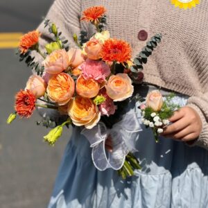 Bó hoa cưới hồng cam phối đồng tiền cầm tay trẻ trung