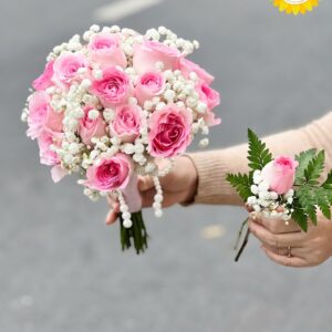 Bó hoa cưới hồng phấn phối baby trắng cầm tay đính ngọc