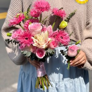 Bó hoa cưới hồng phấn phối đồng tiền cầm tay