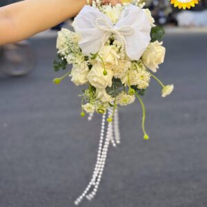 Bó hoa cưới hồng trắng cầm tay đính ngọc rủ sang trọng