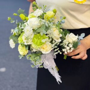 Bó hoa cưới hồng trắng phối cẩm chướng xanh cầm tay