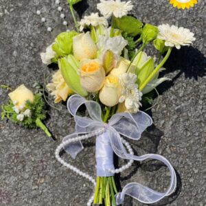 Bó hoa cưới hồng vàng đồng tiền trắng cầm tay đính ngọc