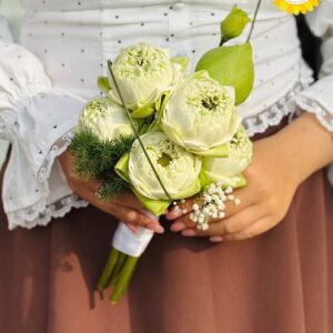 Bó hoa cưới sen trắng cầm tay tối giản